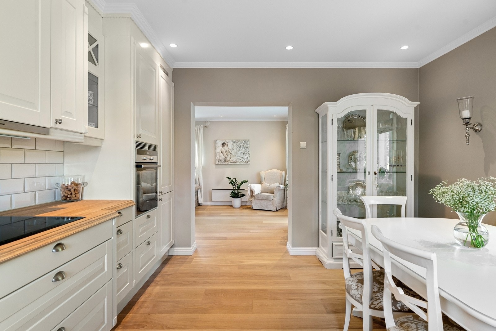 Kjøkkenet har innredning med profilerte fronter. Galleribilde