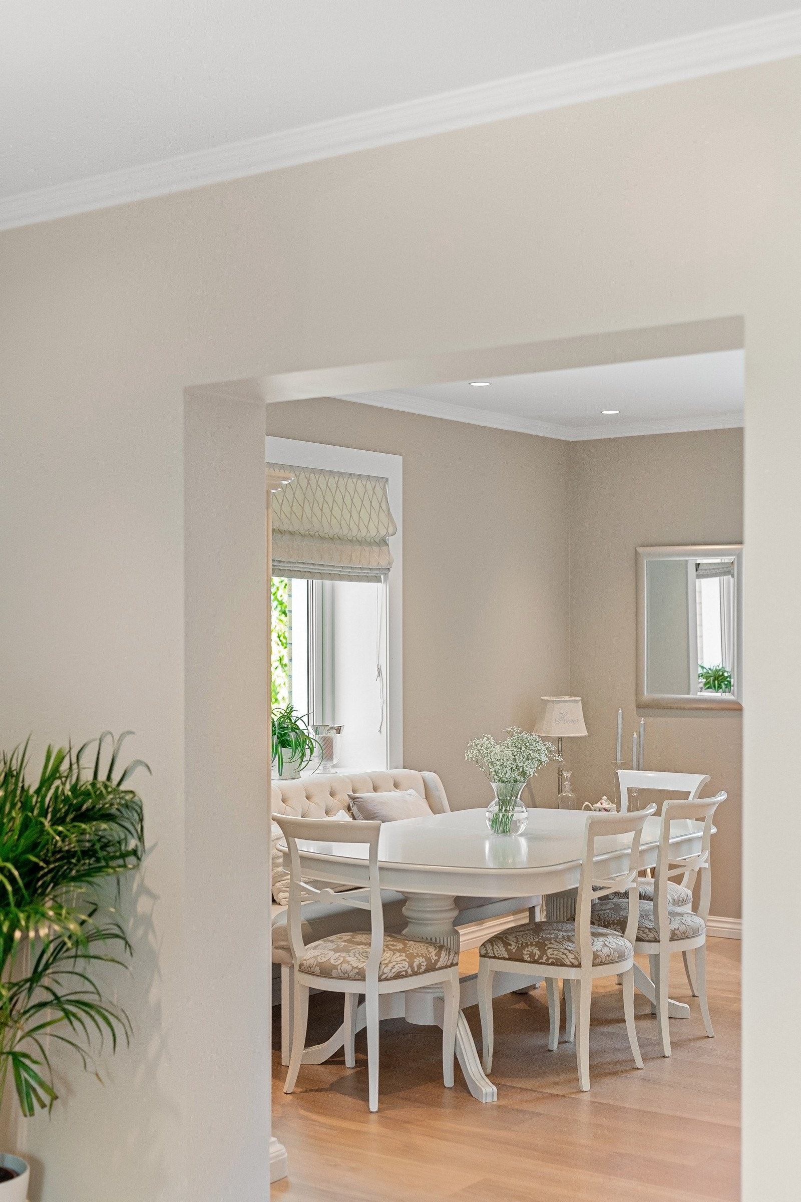 Hyggelig og romslig spiseplass på kjøkkenet Galleribilde