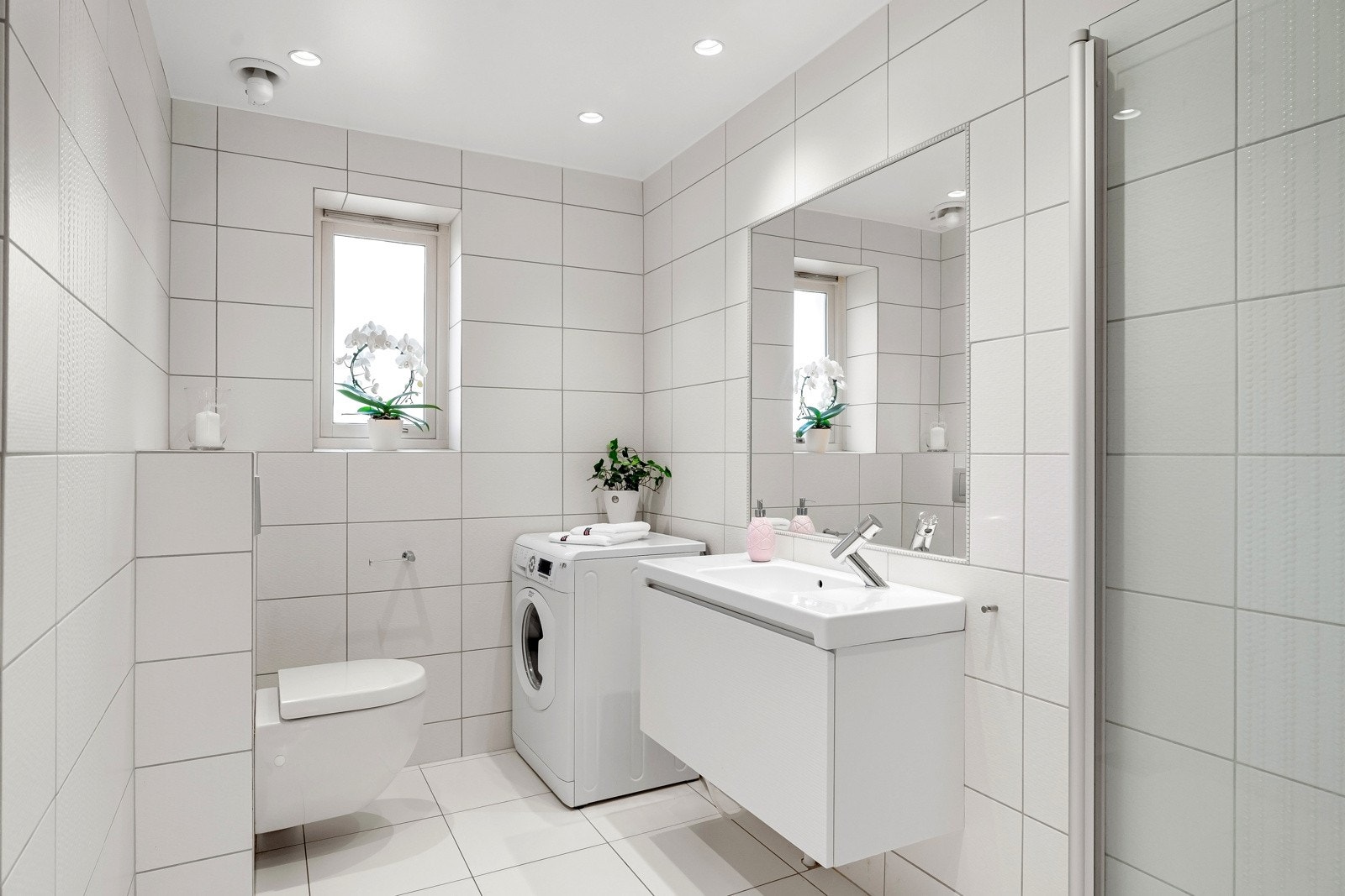 Flislagt baderom med varmekabler og opplegg vaskemaskin Galleribilde