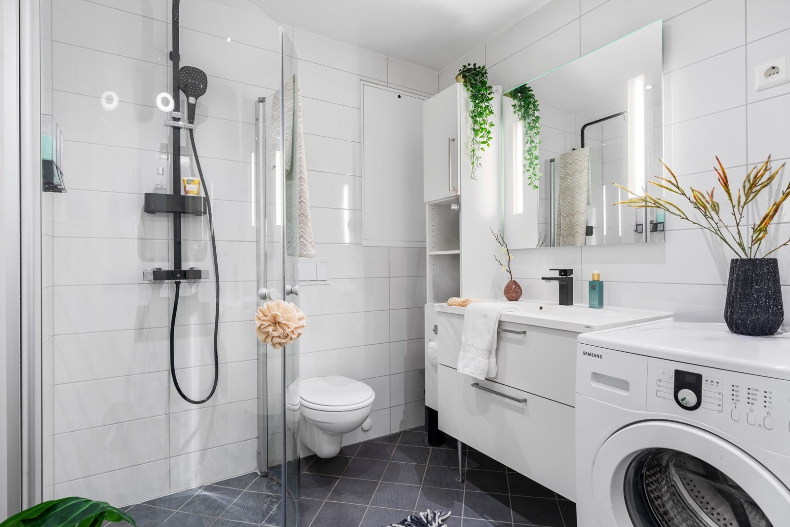 - Badet har god plass til oppbevaring i baderomsmøbel - Galleribilde