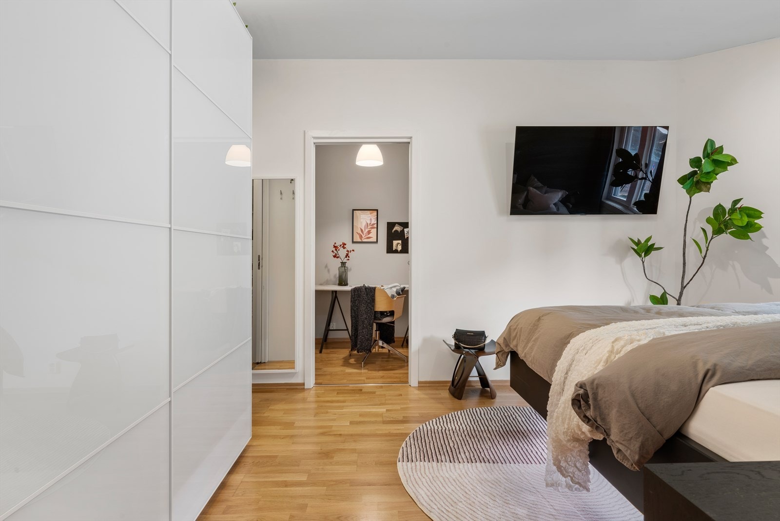 - Hovedsoverommet måler 13,8m² og er direkte tilknyttet innvendig bod og innredet arbeidsrom - Galleribilde