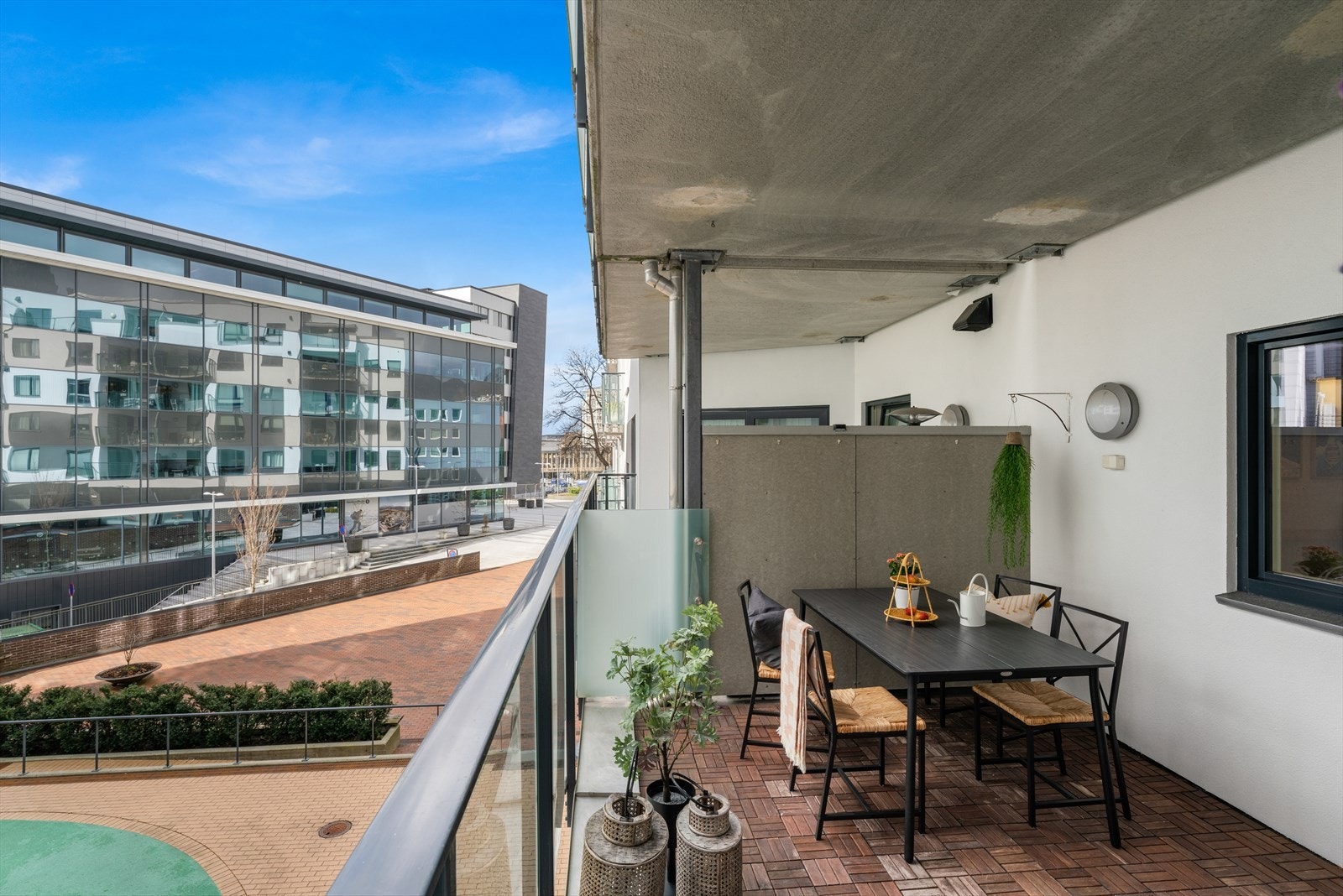 - Overbygd balkong som måler ca. 11,5m² og ligger vendt mot rolig bakgård - Galleribilde