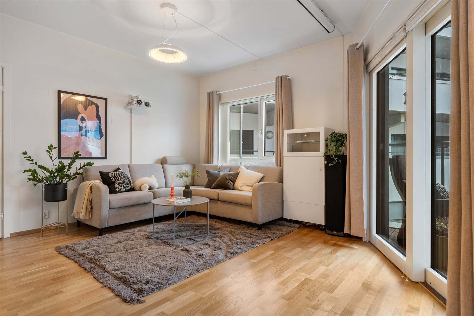 - Den åpne stue- og kjøkkenløsningen måler 28m² - Galleribilde