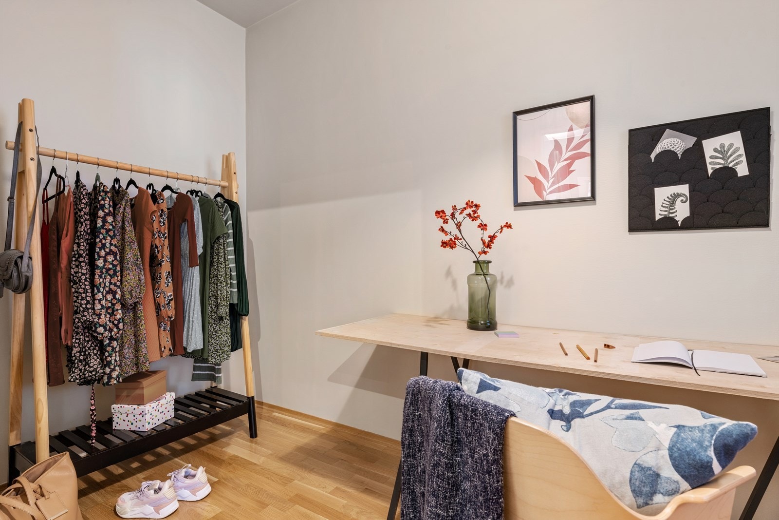 - Kan fint benyttes som walk-in-garderobe eller lagringsrom - Galleribilde