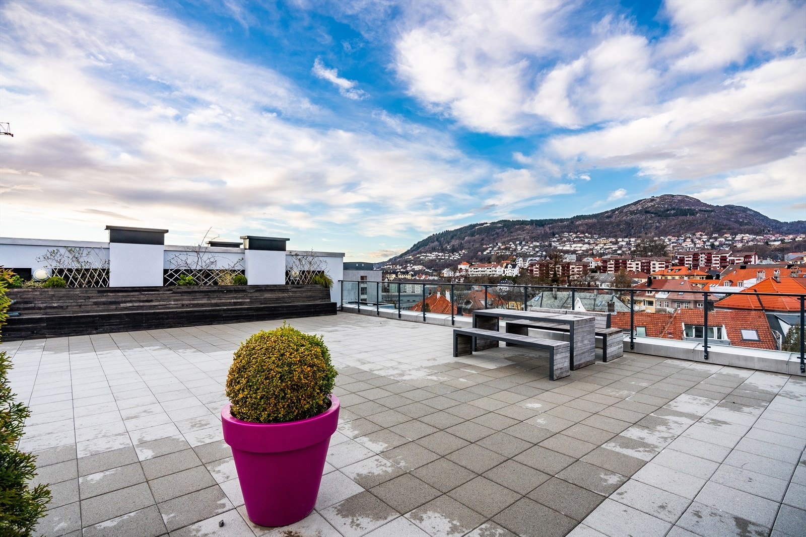 - Fantastisk felles takterrasse hvor du kan nyte sommersolen fra tidlig morgen til sen kveld - Galleribilde