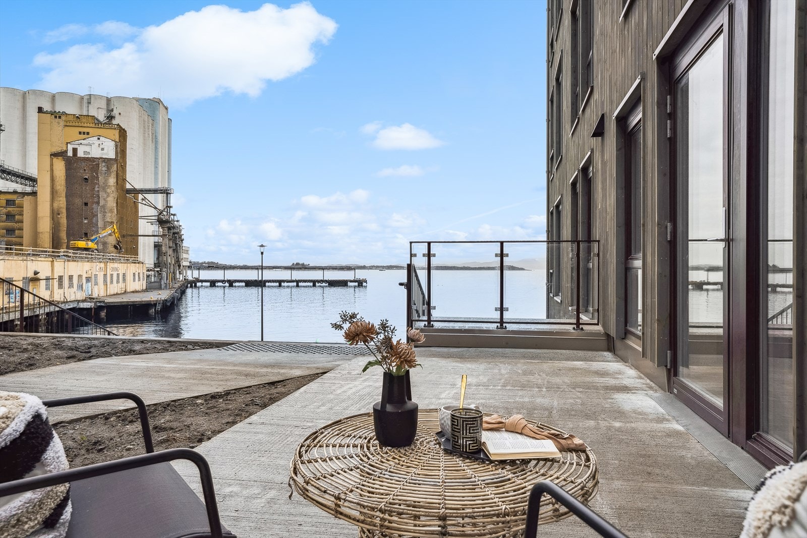Fra stuen er det direkte utgang til en solrik terrasseplatting. Galleribilde