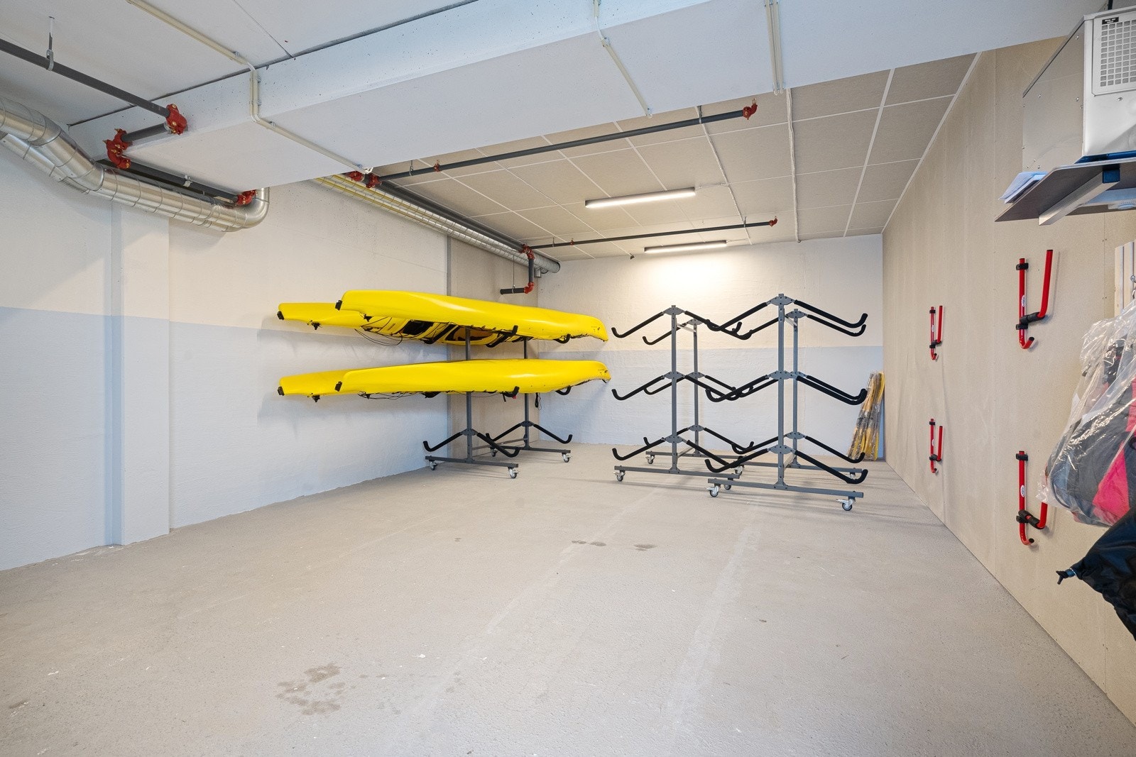 Felles kajakkgarasje med kajakker til disposisjon for beboerne. Galleribilde
