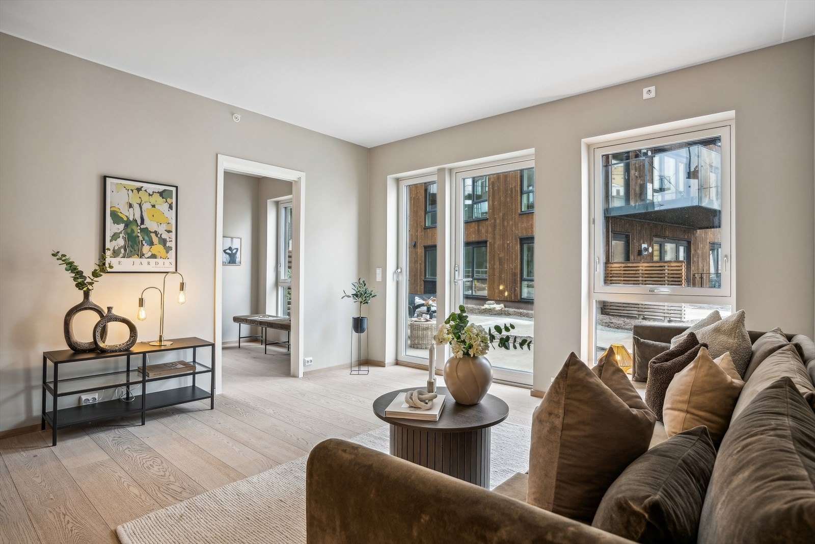 Lys og luftig stue med mye lysinnslipp fra vindu og terrassedør. Galleribilde