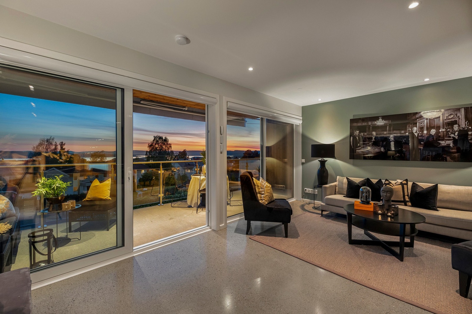 Stuen ligger i byggets 3. etasje. Her er det romslig med flere gode møbleringsmuligheter. Her har man også en nydelig utsikt. Galleribilde