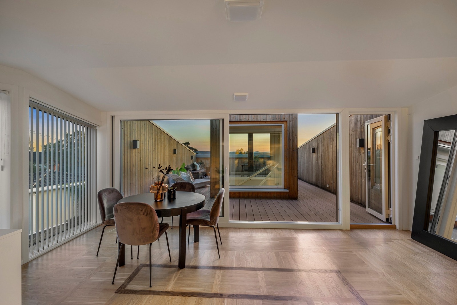 Her har du et praktisk kjøkken, plass til sofagruppe, spisebord og et toalettrom. Galleribilde