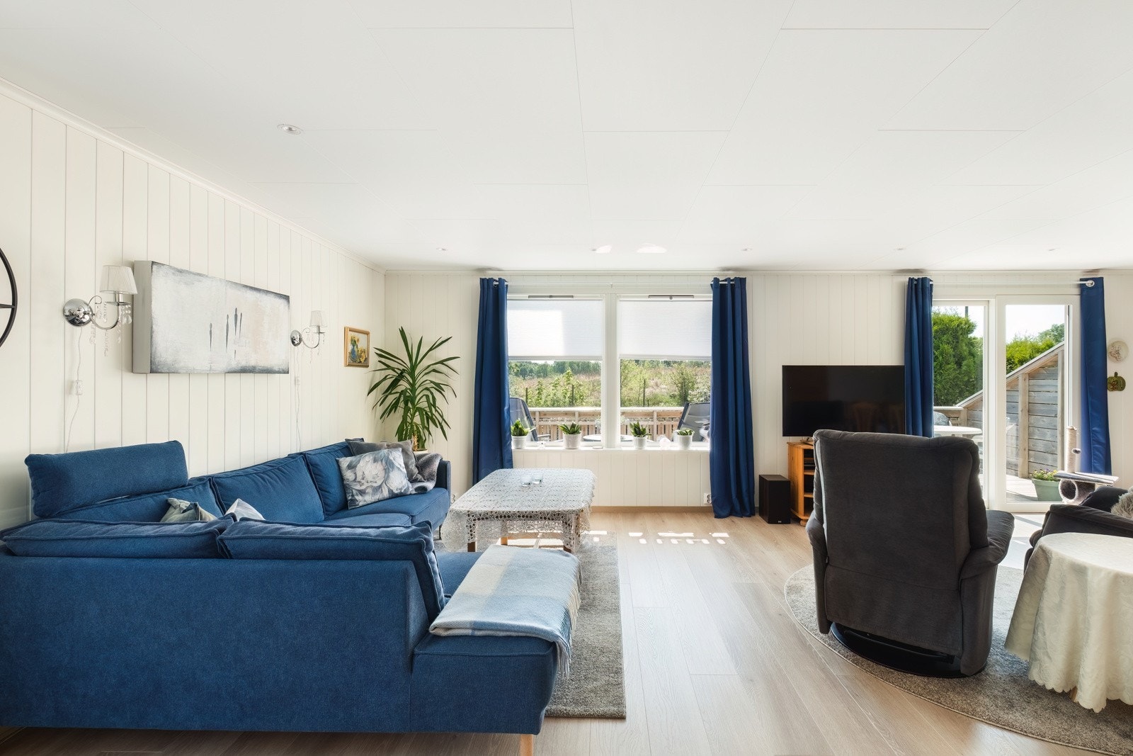 Stuen slipper inn rikelig med naturlig lys Galleribilde