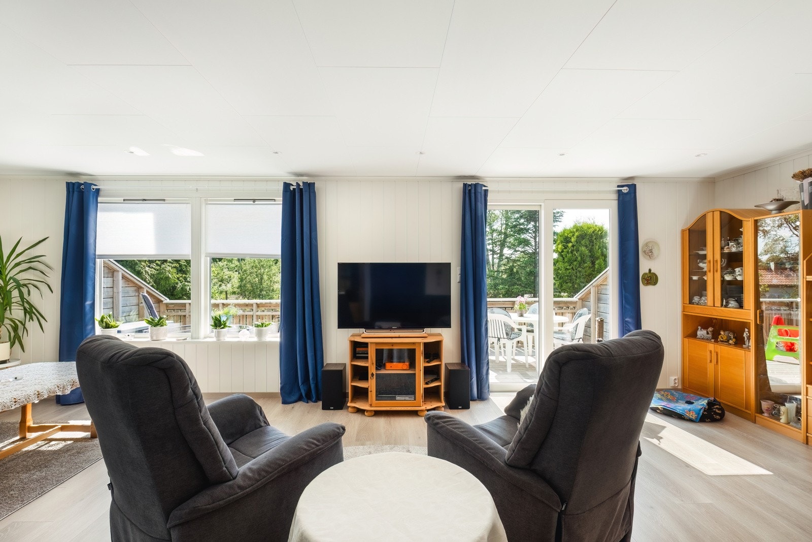 Fra stuen har du utgang til en herlig terrasse mot vest Galleribilde