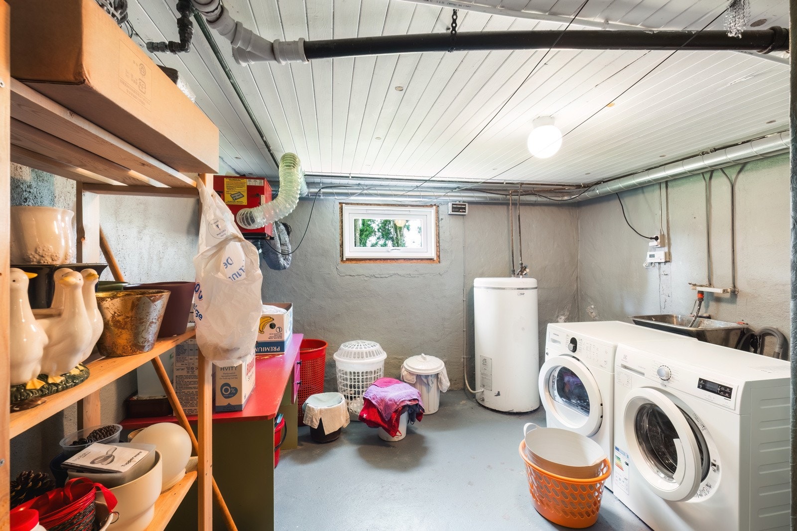 Praktisk vaskerom i kjelleretasjen Galleribilde
