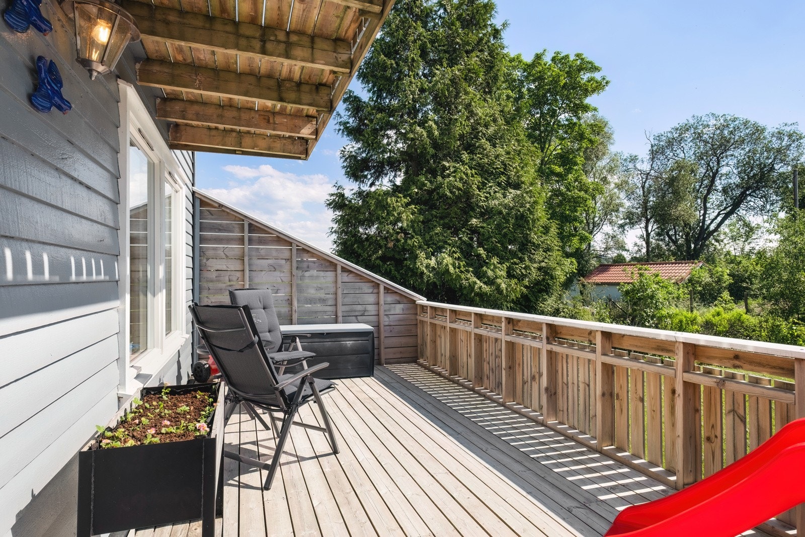 Terrassen ble bygget i 2019, her har du god plass til grill og utemøbler Galleribilde