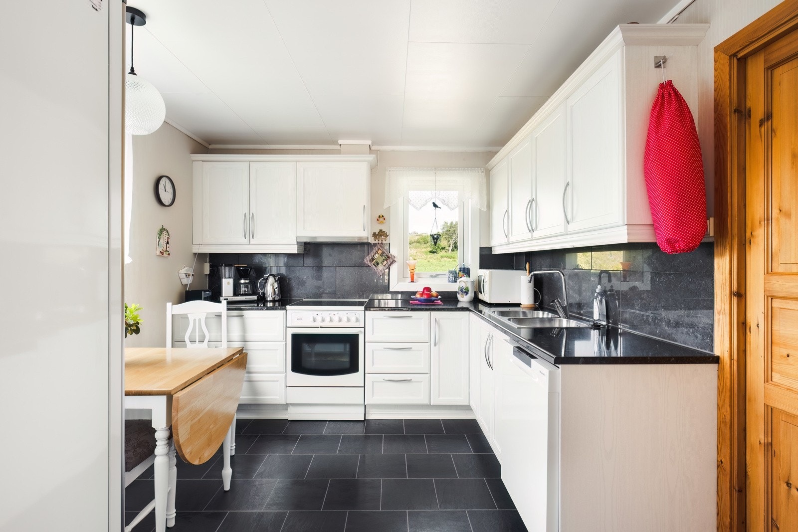 Innholdsrikt kjøkken fra ca. 2006. Galleribilde