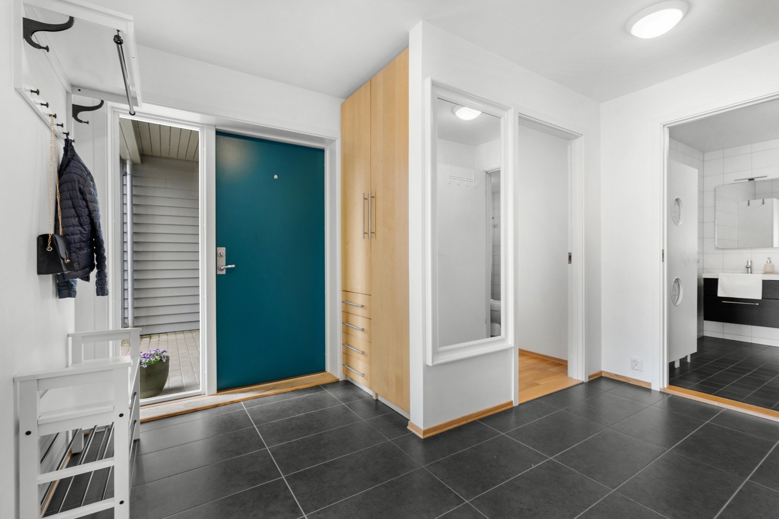 Velkommen inn! Romslig flislagt gang med gode lagringsmuligheter. Galleribilde