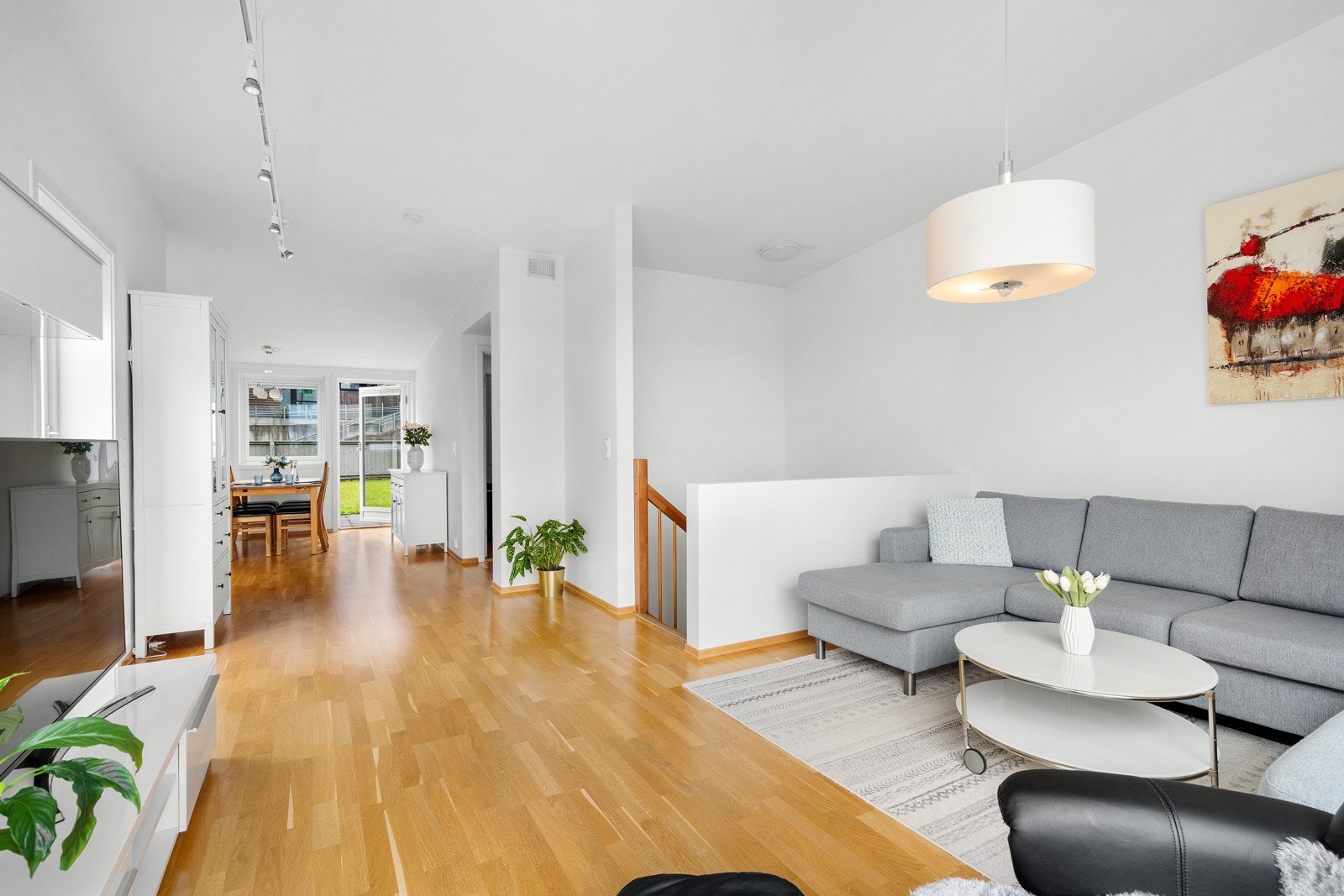 Stuen er praktisk utformet slik at man kan innrede i ulike soner. Galleribilde