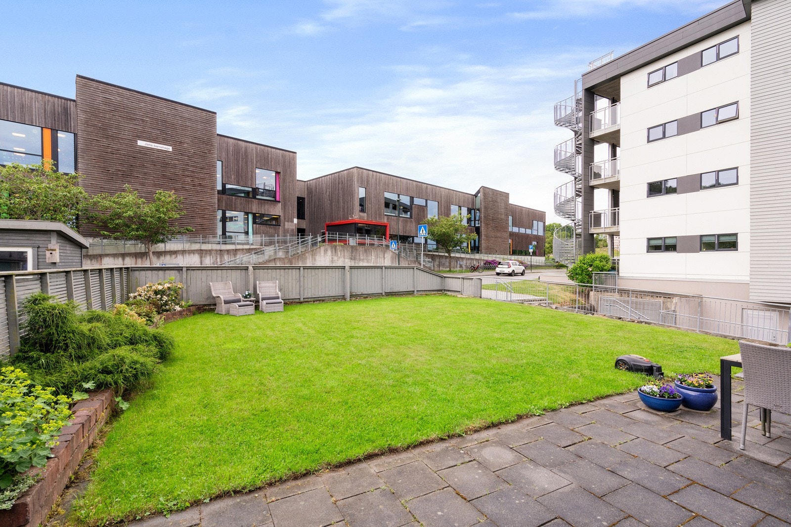 Solrik og velholdt hage. Galleribilde