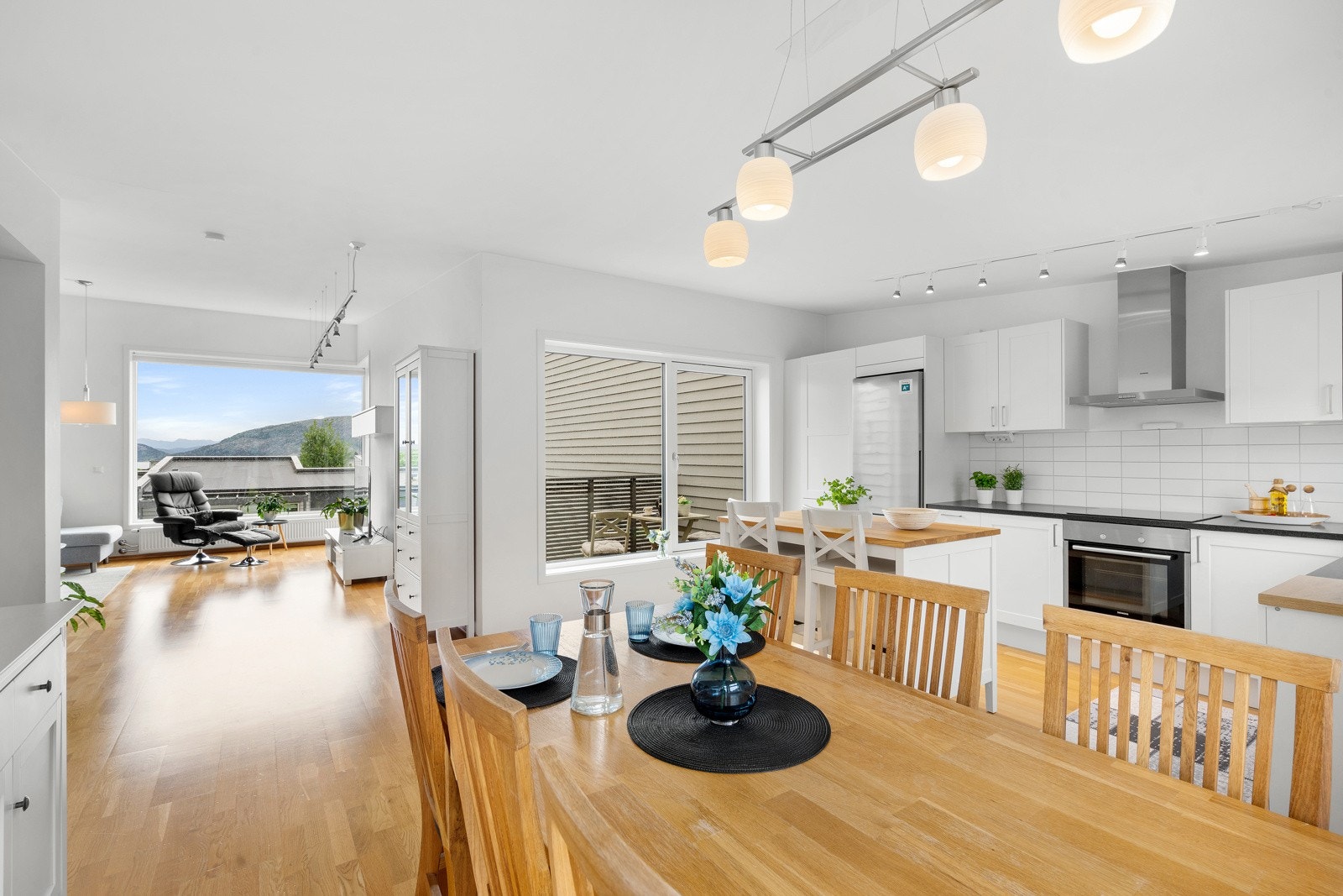 Romslig kjøkken/spisestue. Galleribilde