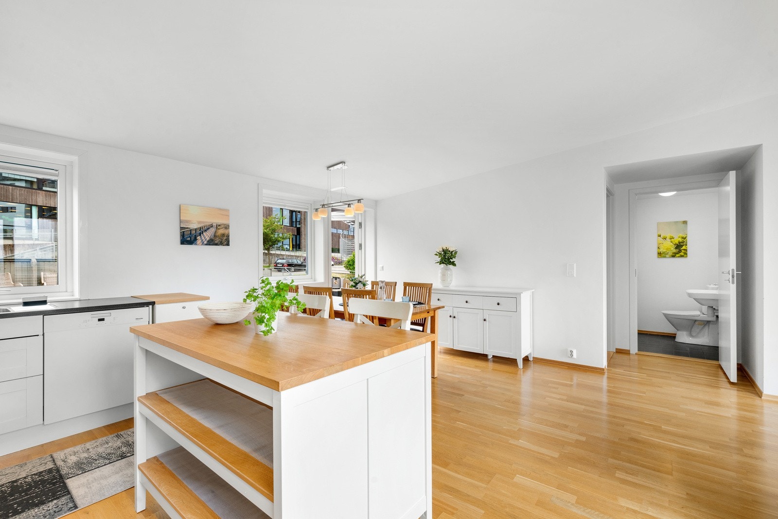 Videre tilkomst til terrasse og hage fra kjøkken/spisestue. Galleribilde