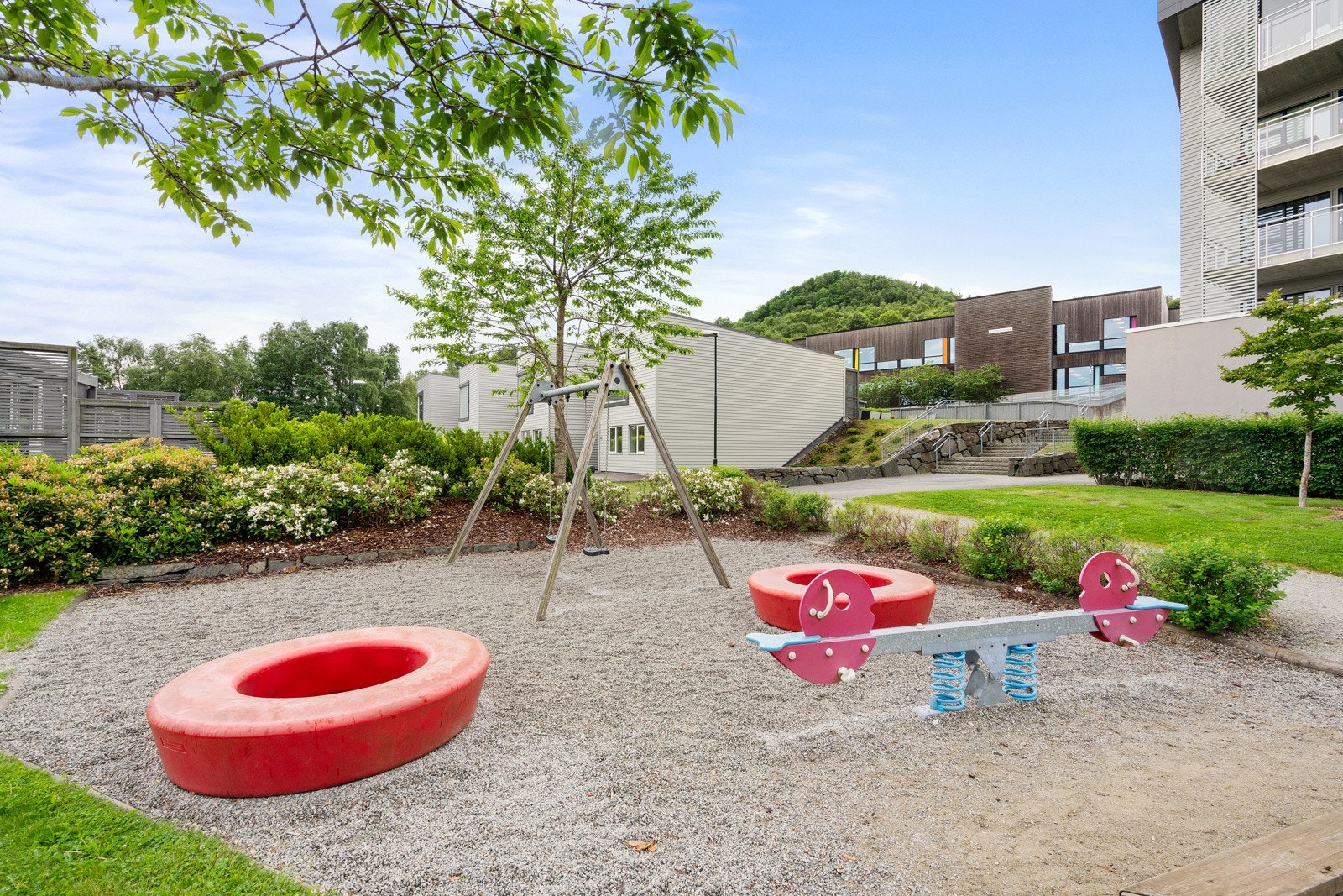 Nærområdet er pent opparbeidet med lekeplasser og grøntarealer. Galleribilde