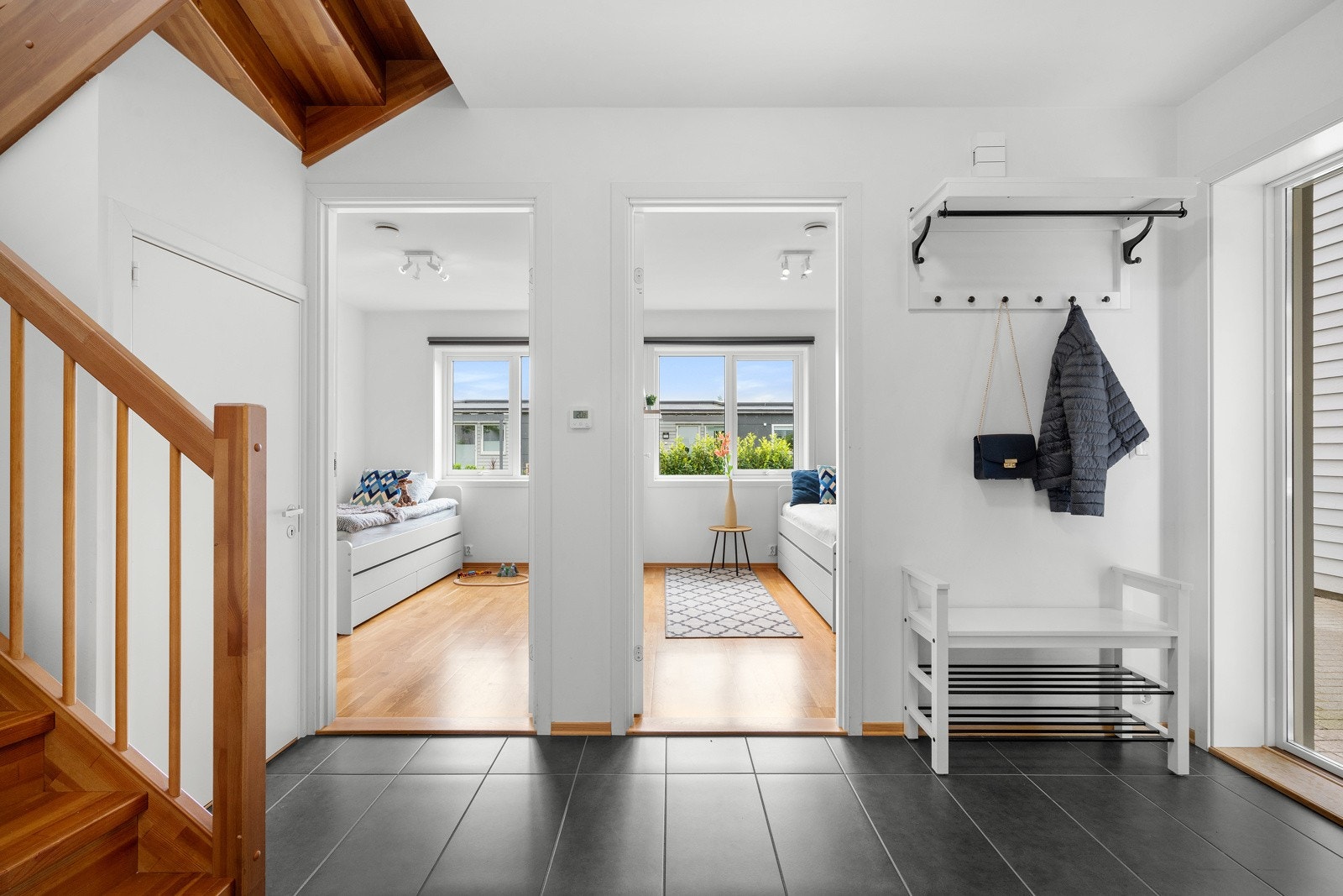 I 1. etasje finner man entré/gang, bad, bod og 3 soverom. Galleribilde