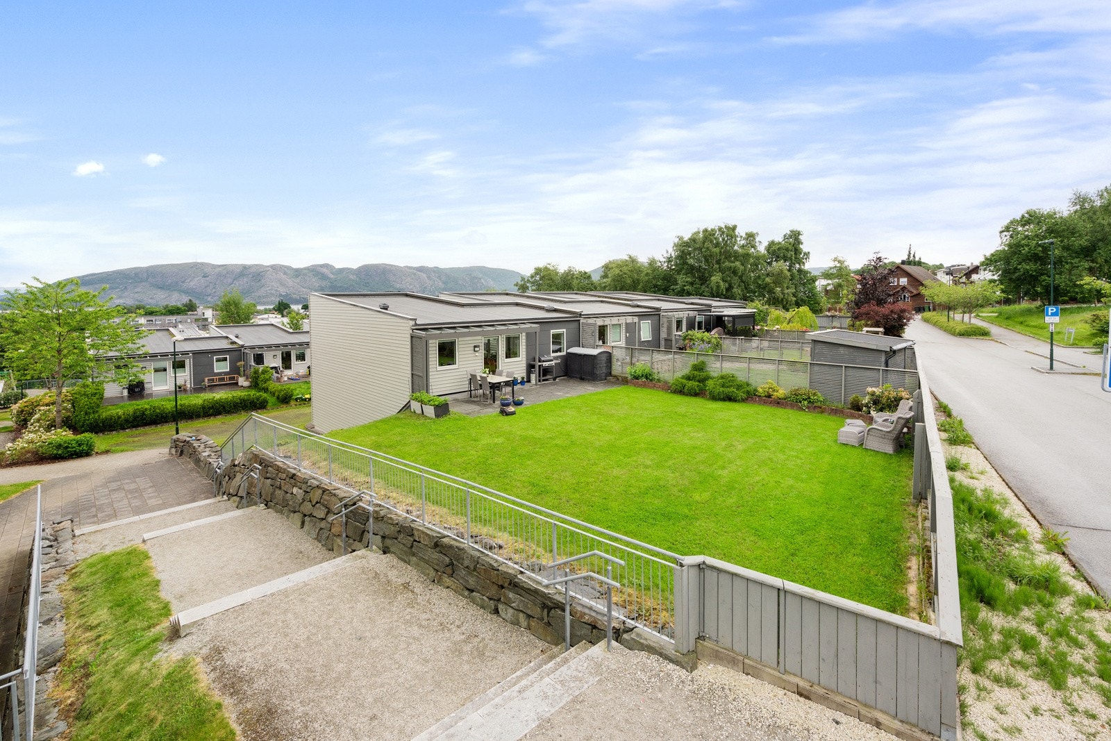 Det foreligger avtale om bruksrett for Boremarkveien 23 av et område av fellesareal i Jåtunet. Avtalen er ikke tinglyst. Avtalen ligger vedlagt i salgsoppgaven. Galleribilde