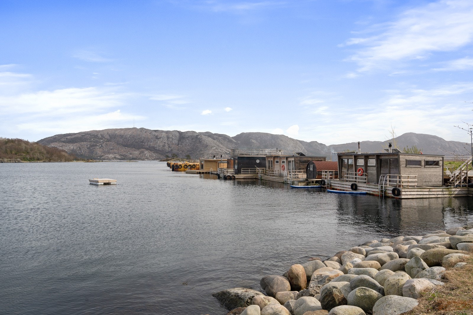 Området kan skilte med flere turstier og pene destiasjoner som f.eks Hinnastranda og Vaulen badeplass. Galleribilde