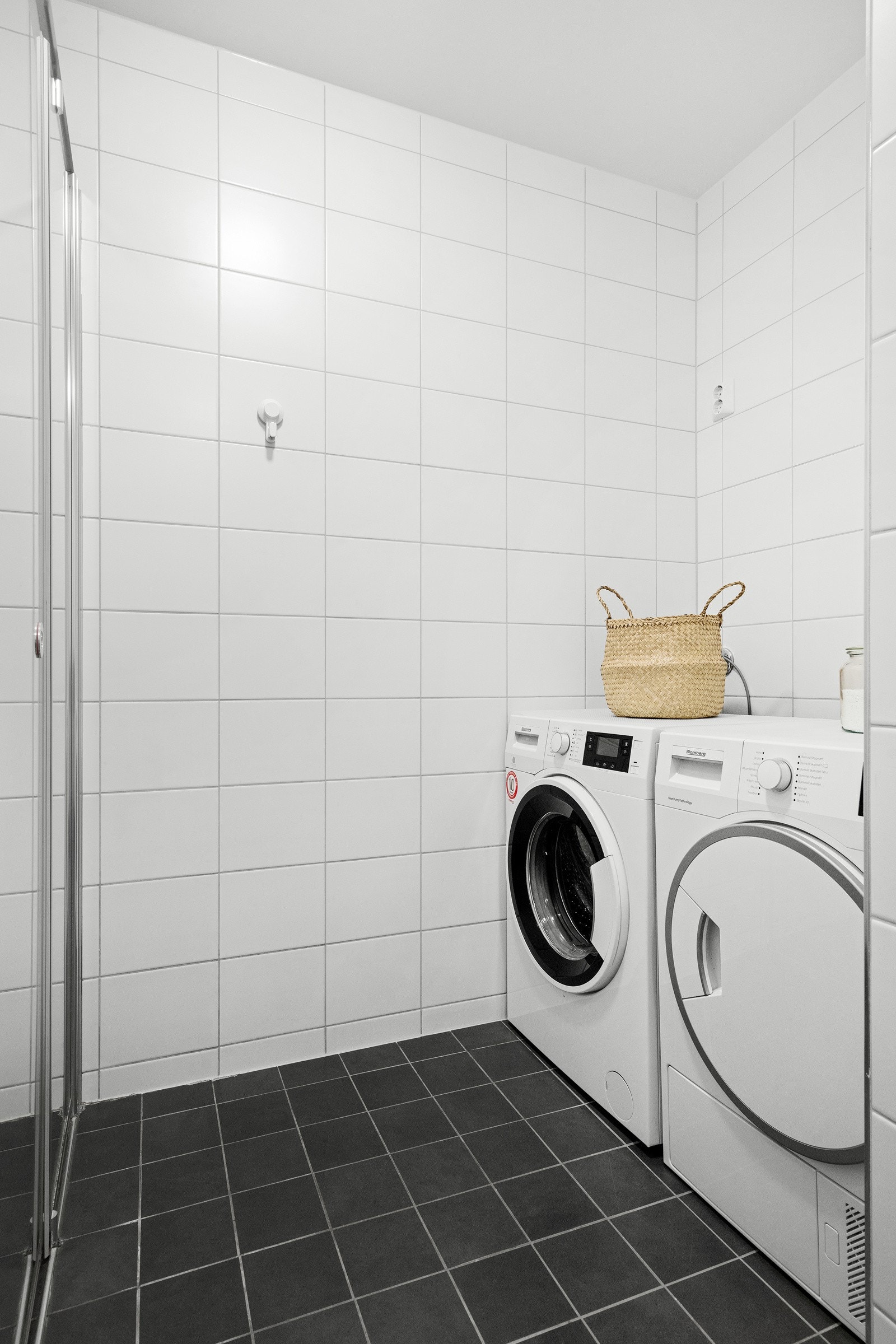 Opplegg for vaskemaskin og tørketrommel. Galleribilde