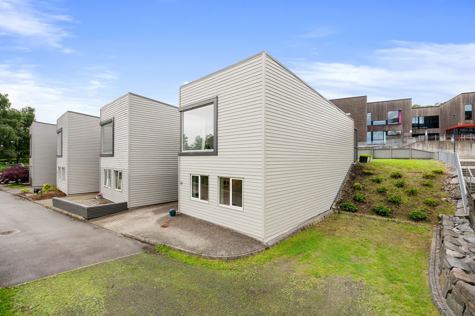 Boligen har en attraktiv og barnevennlig beliggenhet. Nærhet til skole og barnehage. Galleribilde