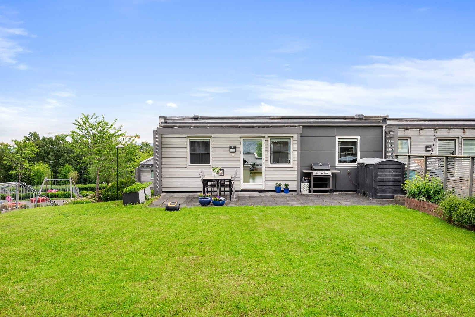 Terrasse og hage vender mot øst, her har man solen til ca. kl. 21:00 midtsommers. Galleribilde