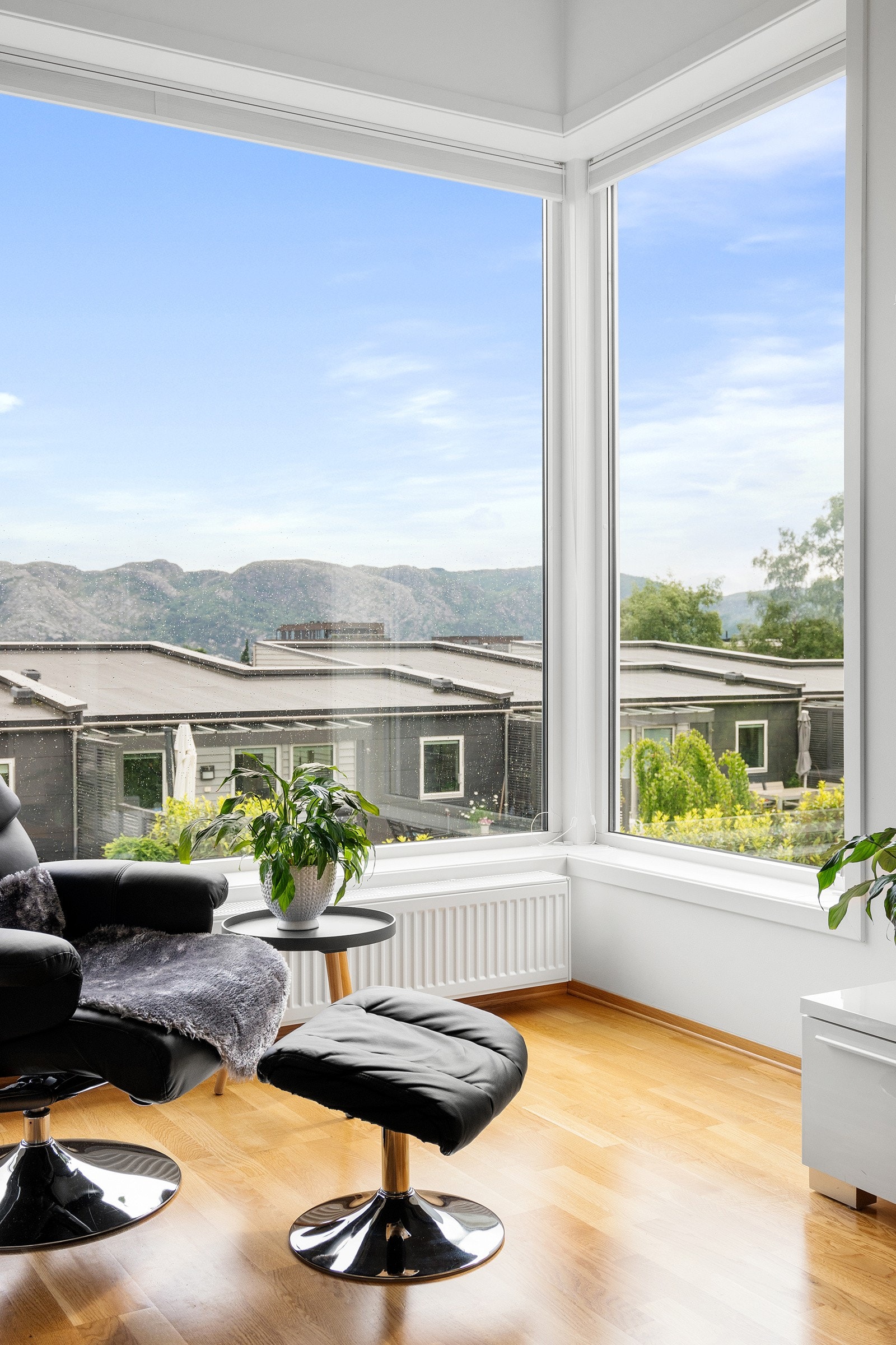 Stuen ligger fint til med utsikt mot Gandsfjorden og fjellene Lifjell og Dalsnuten. Galleribilde