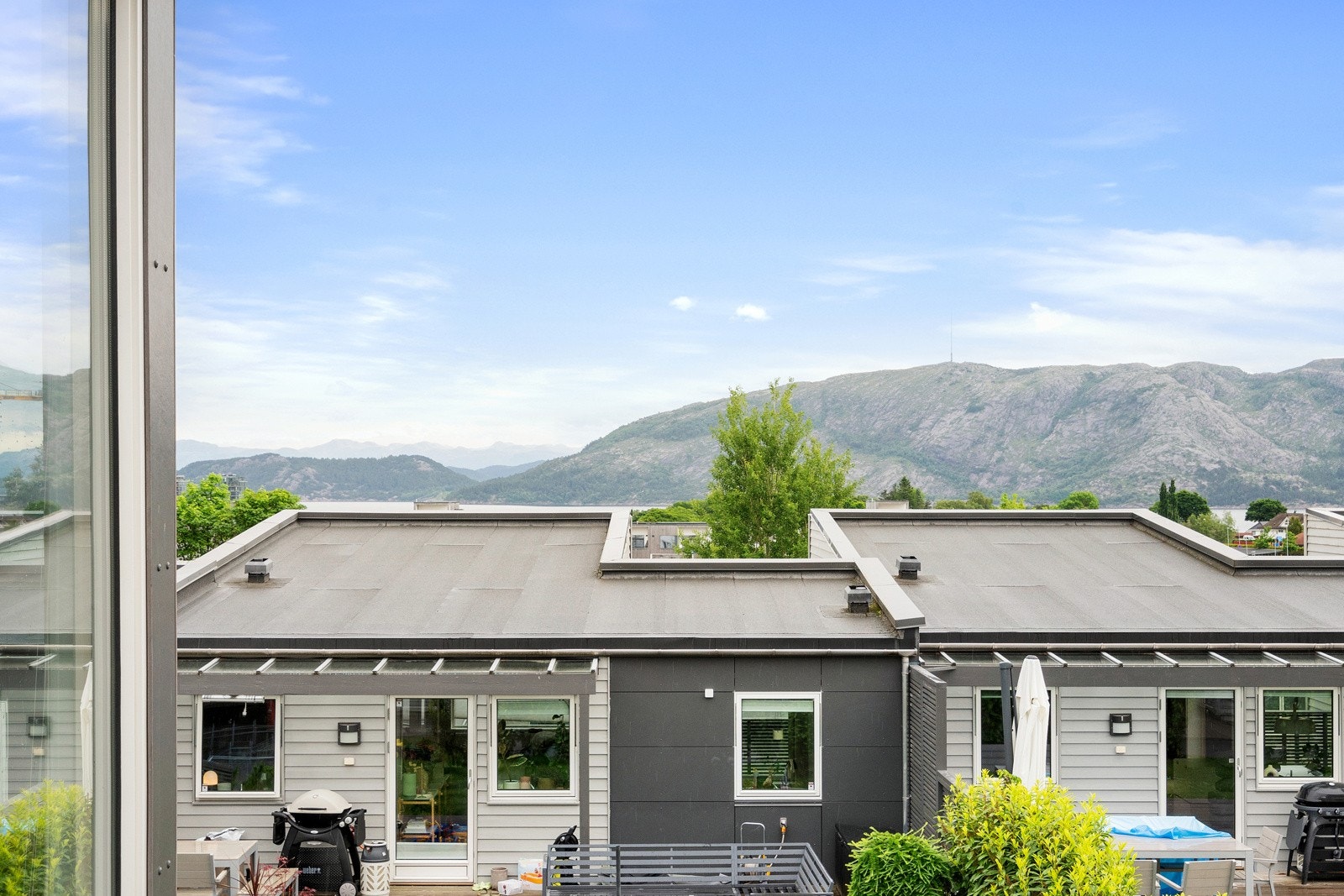 Her kan man nyte morgensolen eller sette ut klesvasken til tørk. Galleribilde