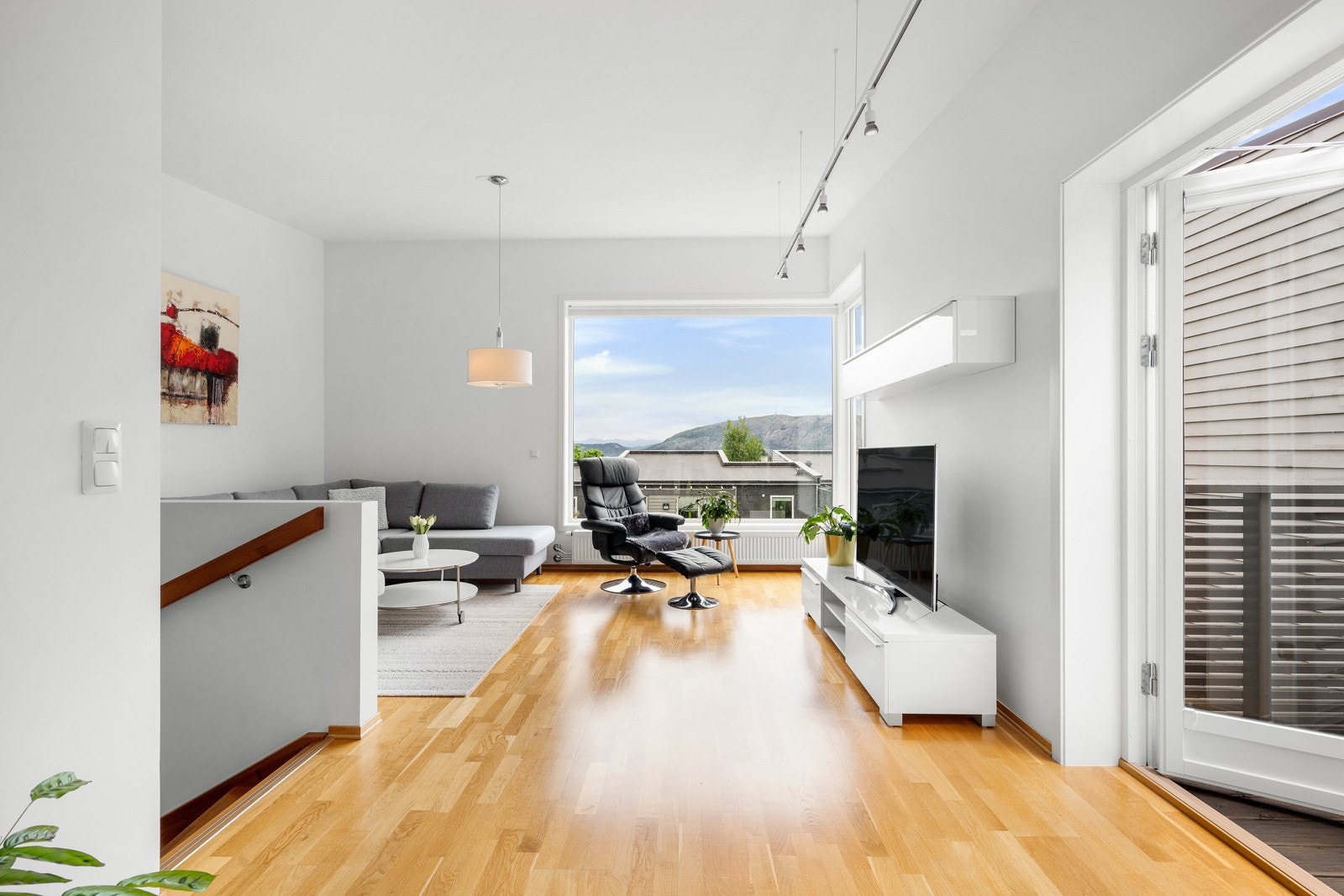 Velkommen opp i 2. etasje, her finner man kjøkken/spisestue, stue, wc og soverom. Galleribilde