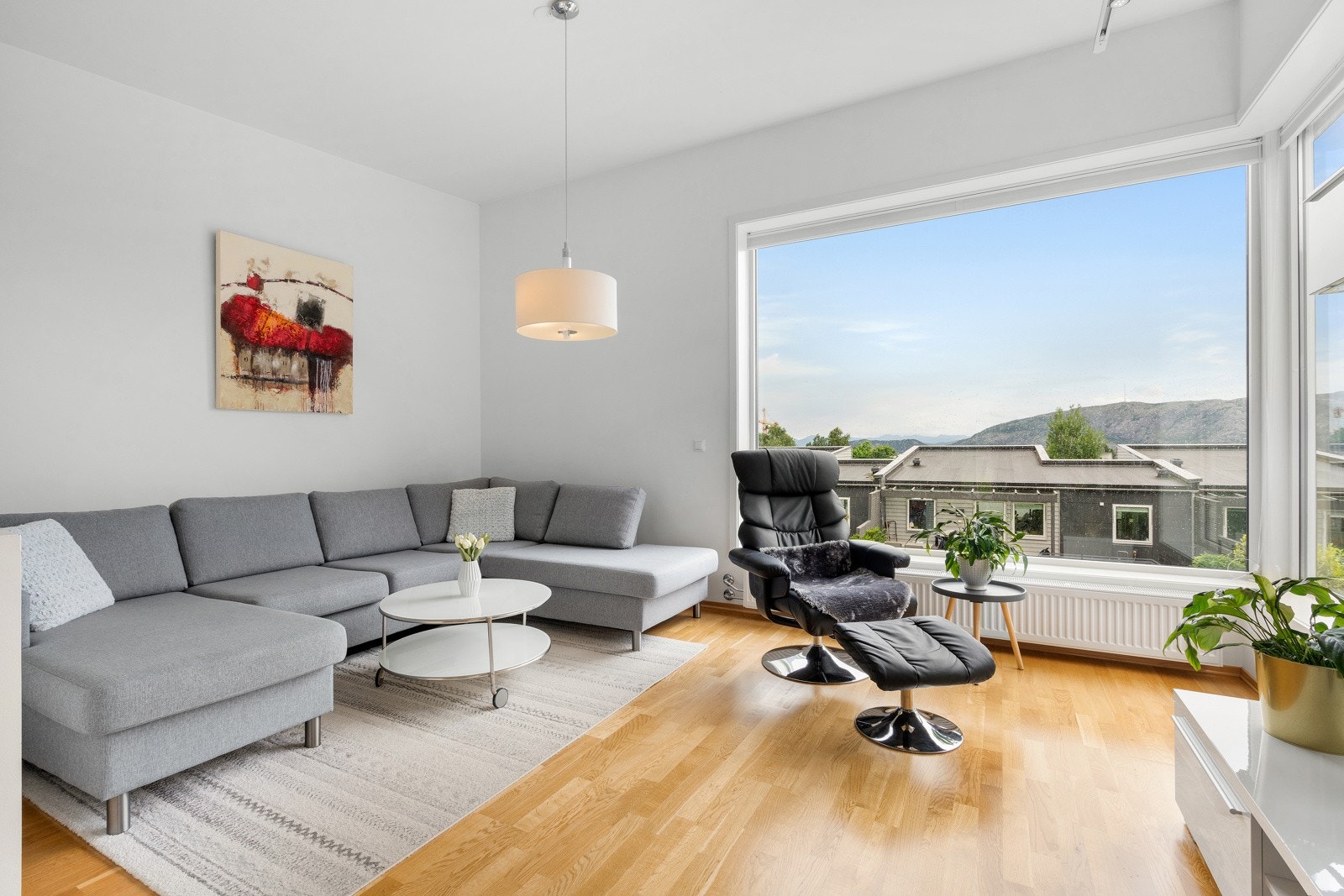 Lys og luftig stue med store vindusflater og ekstra takhøyde (3,17m). Galleribilde