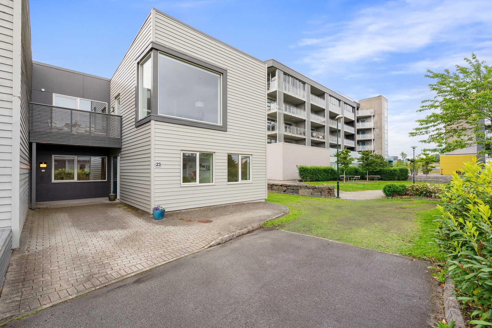 Dette er et lekkert og innflytningsklart enderekkehus over to plan i et svært attraktivt og barnevennlig boligområde. Galleribilde