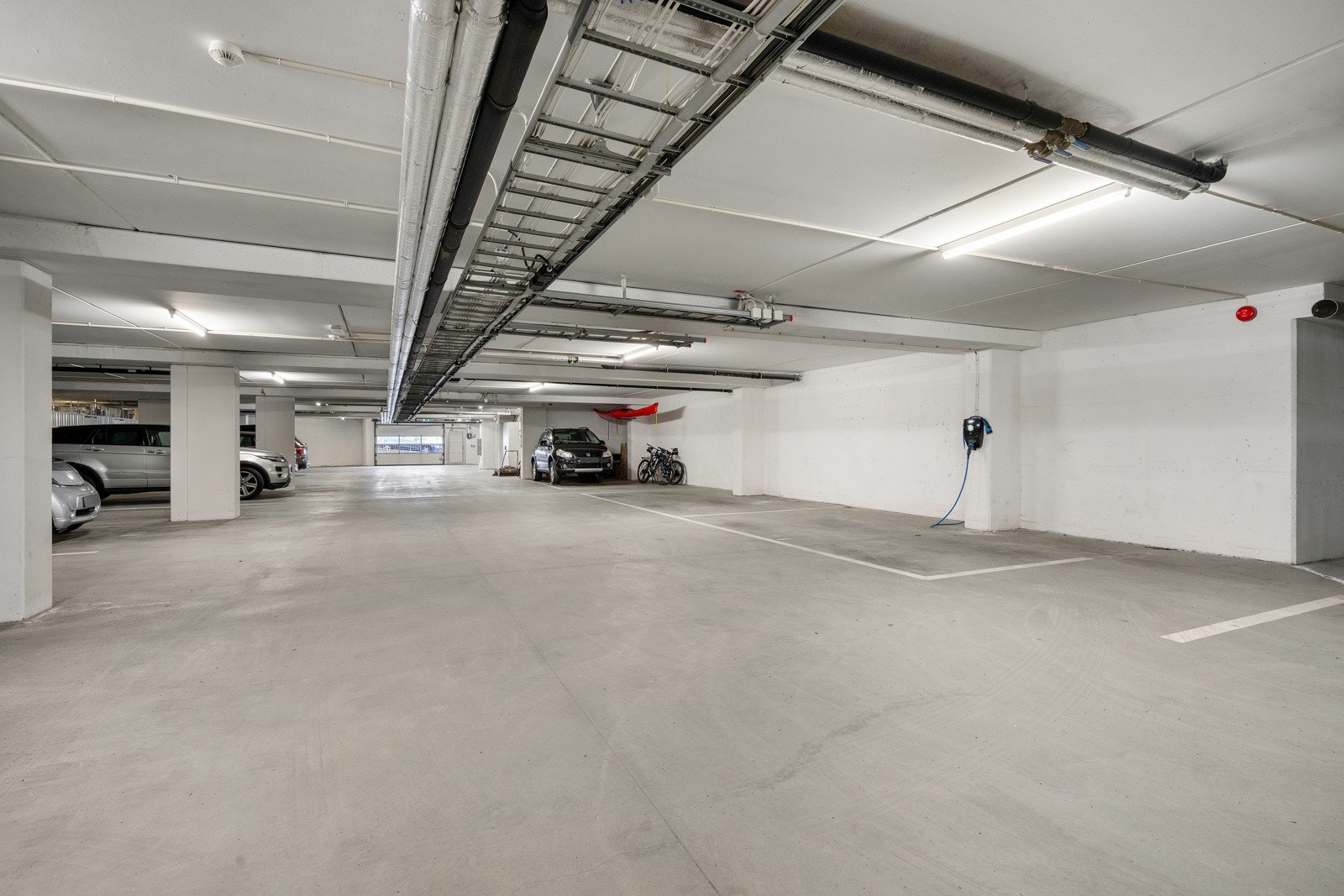 Tilhørende bod like ved parkeringsplassen. Galleribilde