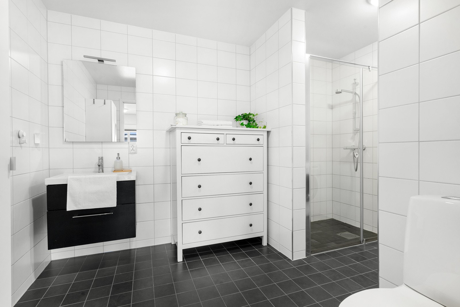 Lekker flislagt bad med gulvvarme. Pen dusjnisje. Galleribilde