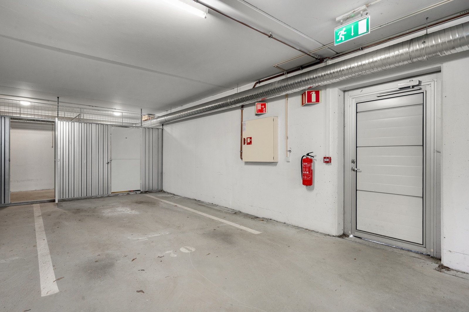 Parkering i lukket anlegg, oppstillingsplass samt gjesteparkering. Galleribilde