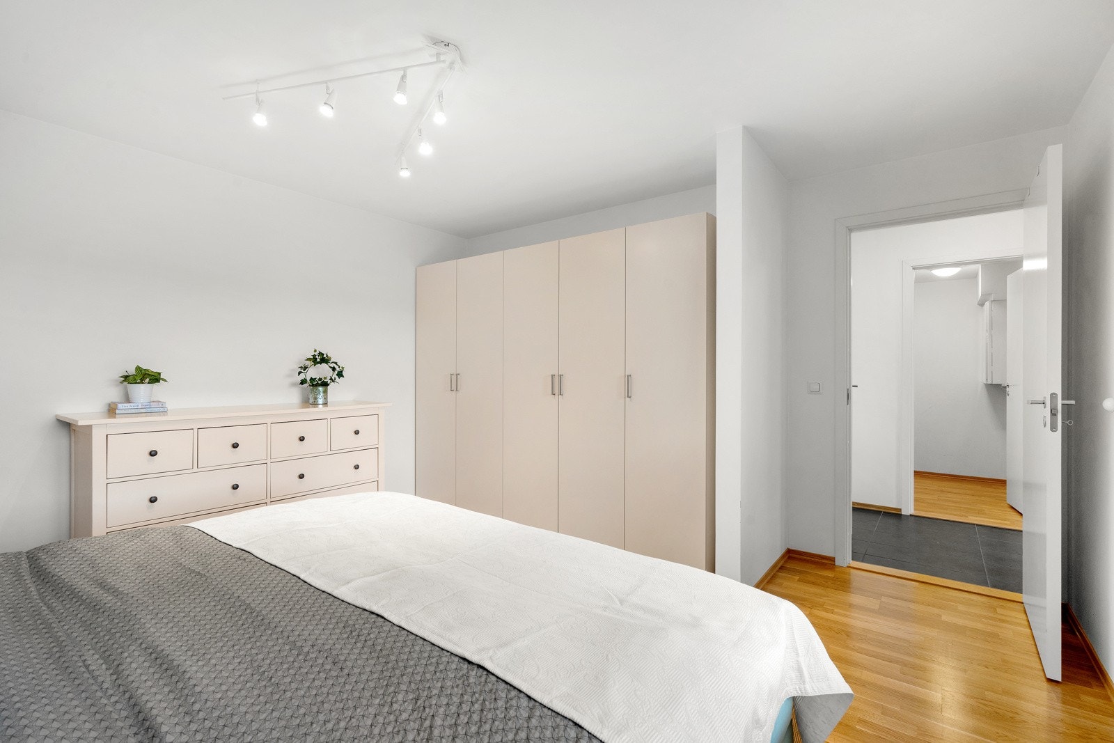 God plass til å innrede med dobbeltseng og garderobeløsning. Galleribilde