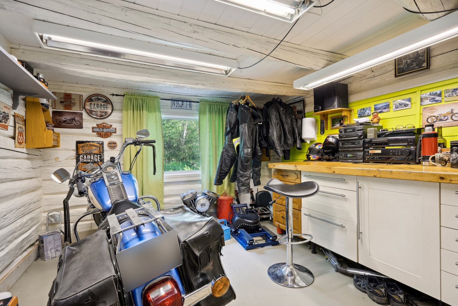 Flott verksted/hobbyrom i fjøsbygg/uthus. Galleribilde