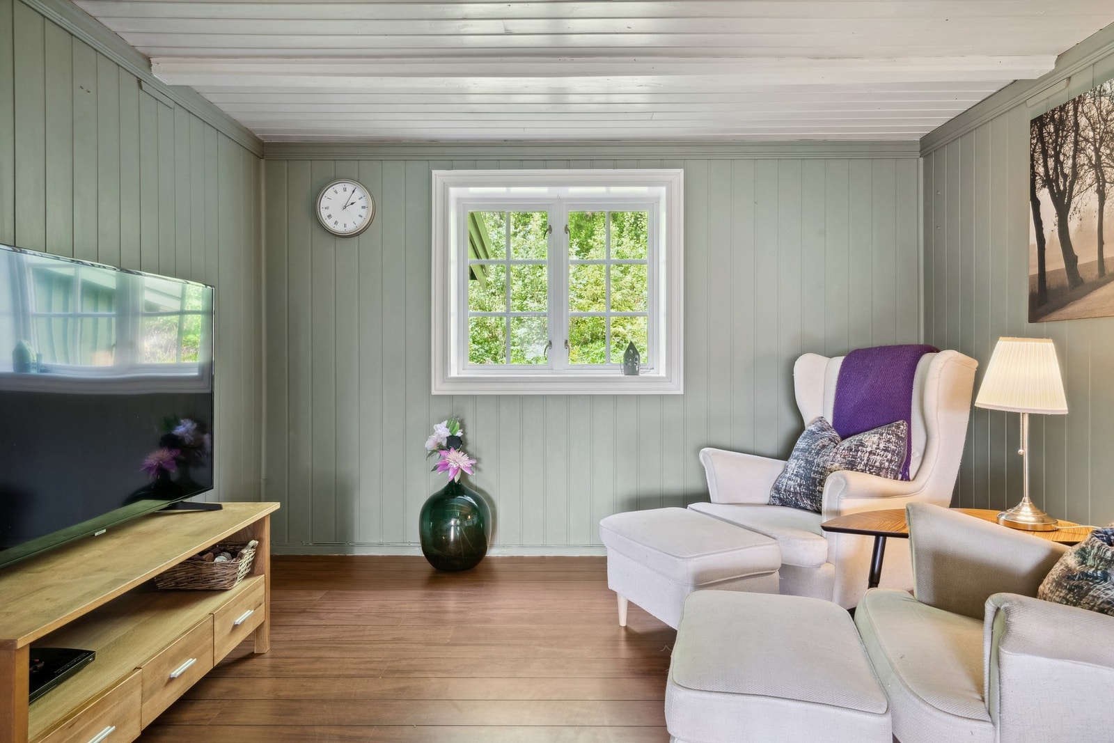 Koselig tv krok på stua. Galleribilde