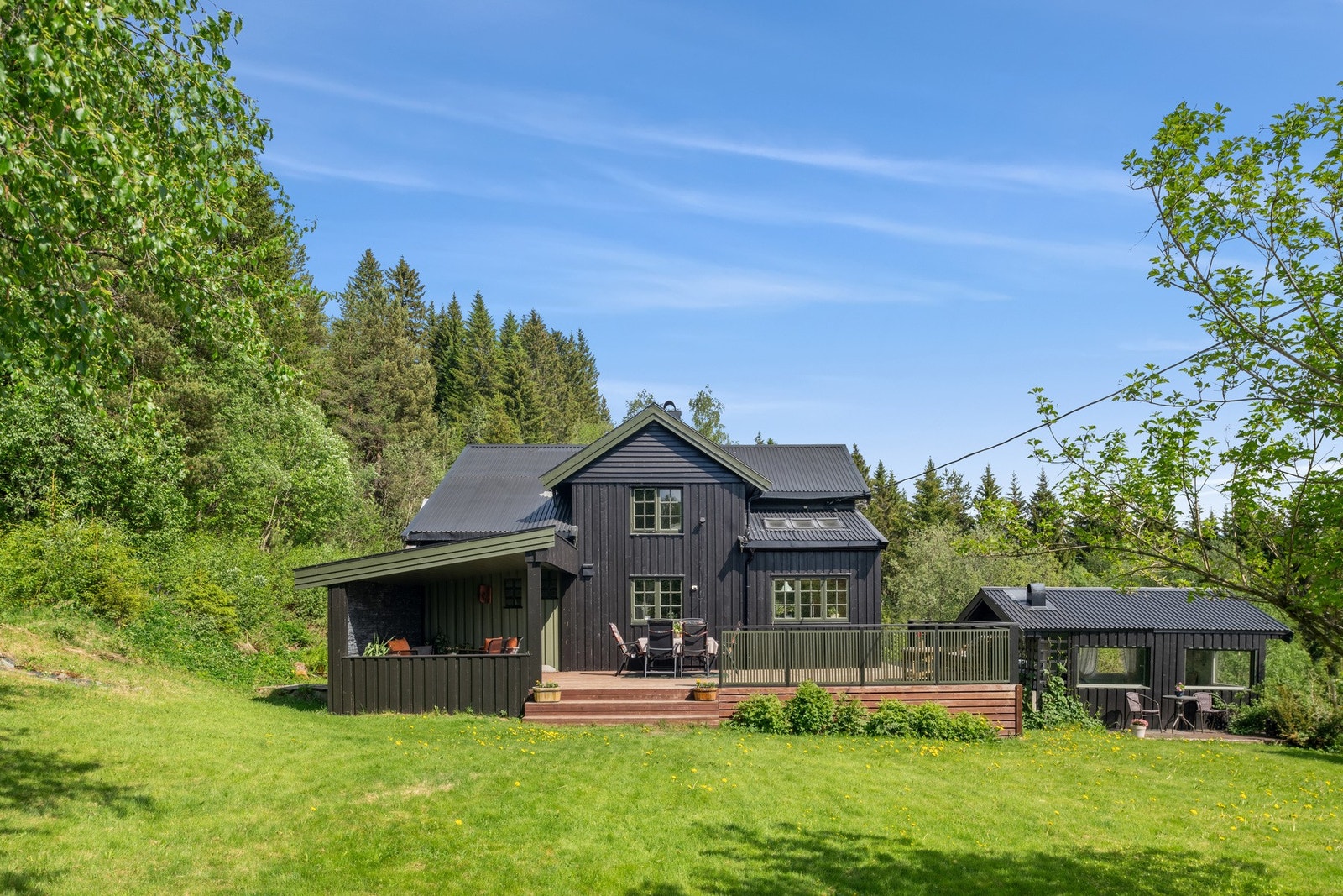 Velkommen til Bjørkavegen 57! En innholdsrik eiendom med en pen enebolig og et flott fjøsbygg med låve. Galleribilde