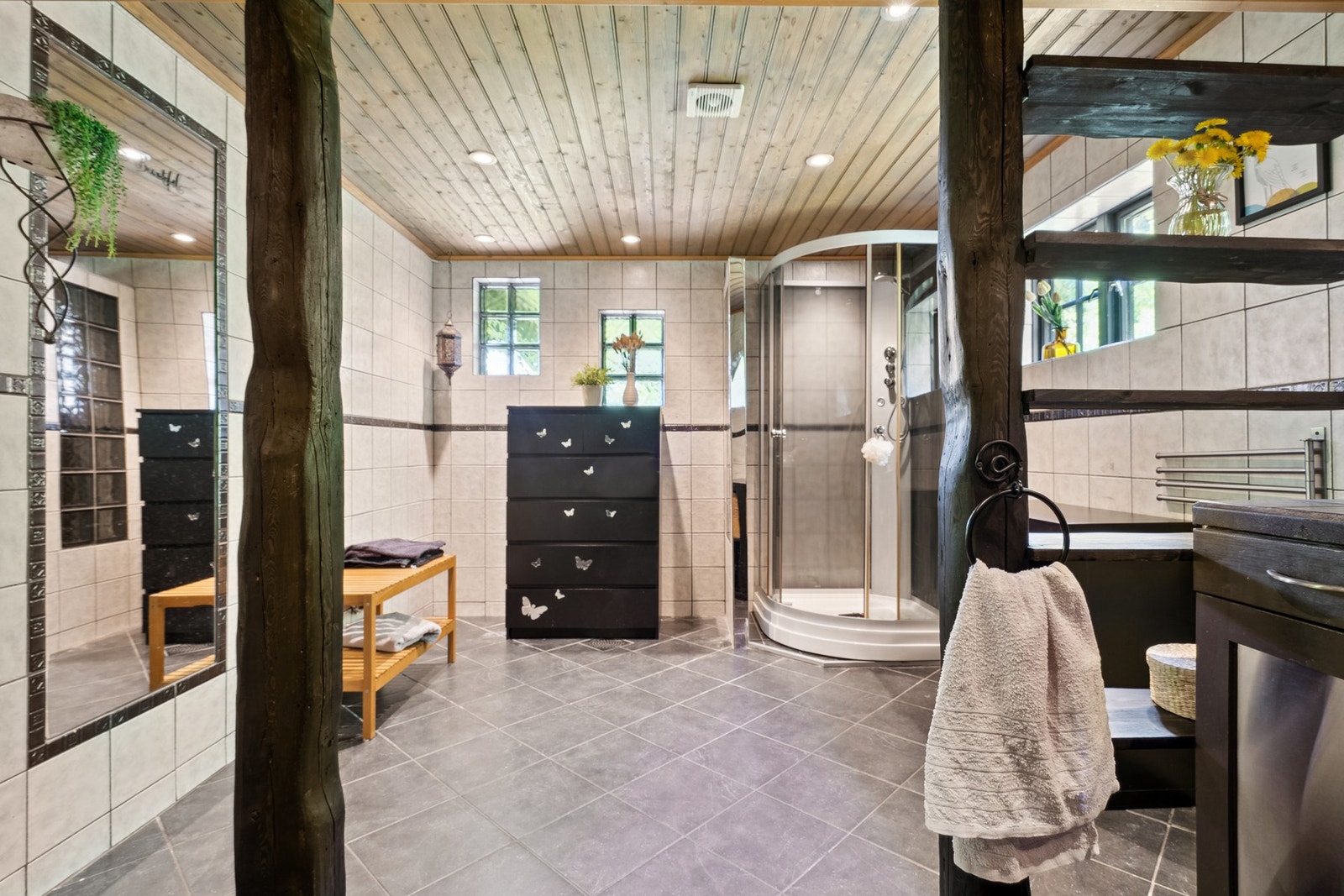 Pent og romslig bad. Galleribilde