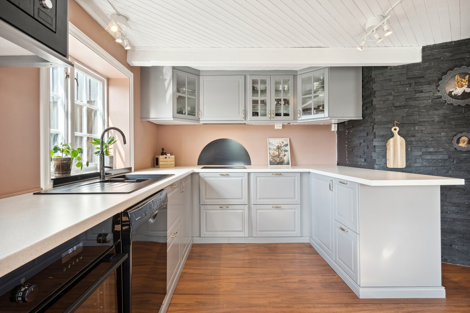 Pent og moderne kjøkken med god skap- og benkeplass. Galleribilde