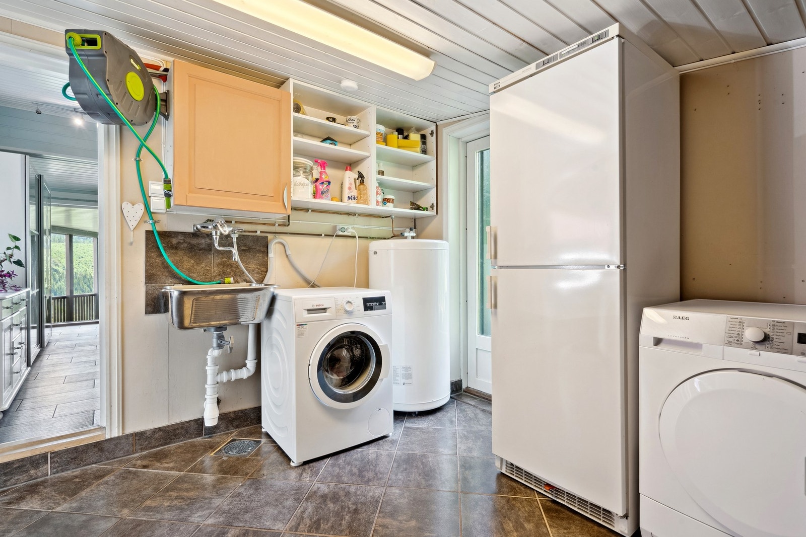 Praktisk vaskerom med egen inngang. Galleribilde