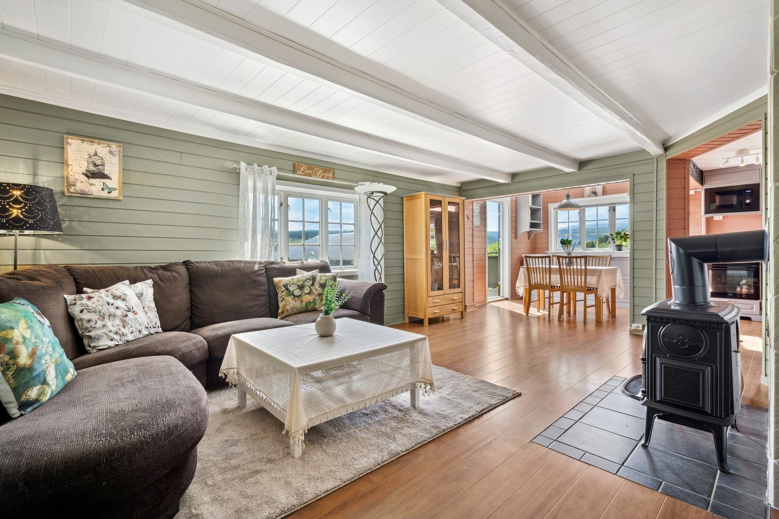 Pen og romslig stue. Galleribilde