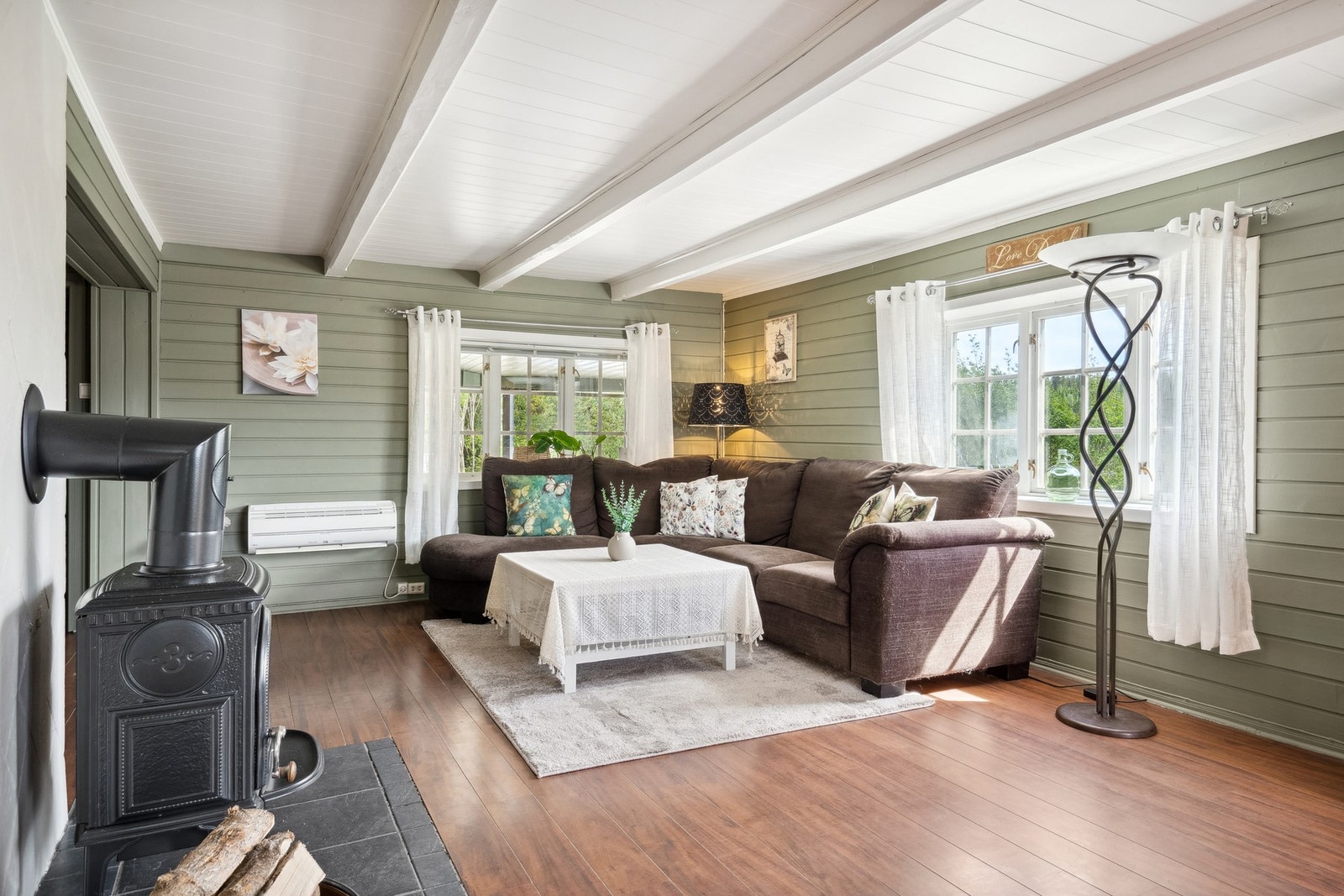 God plass til flere sittegrupper på stua. Galleribilde