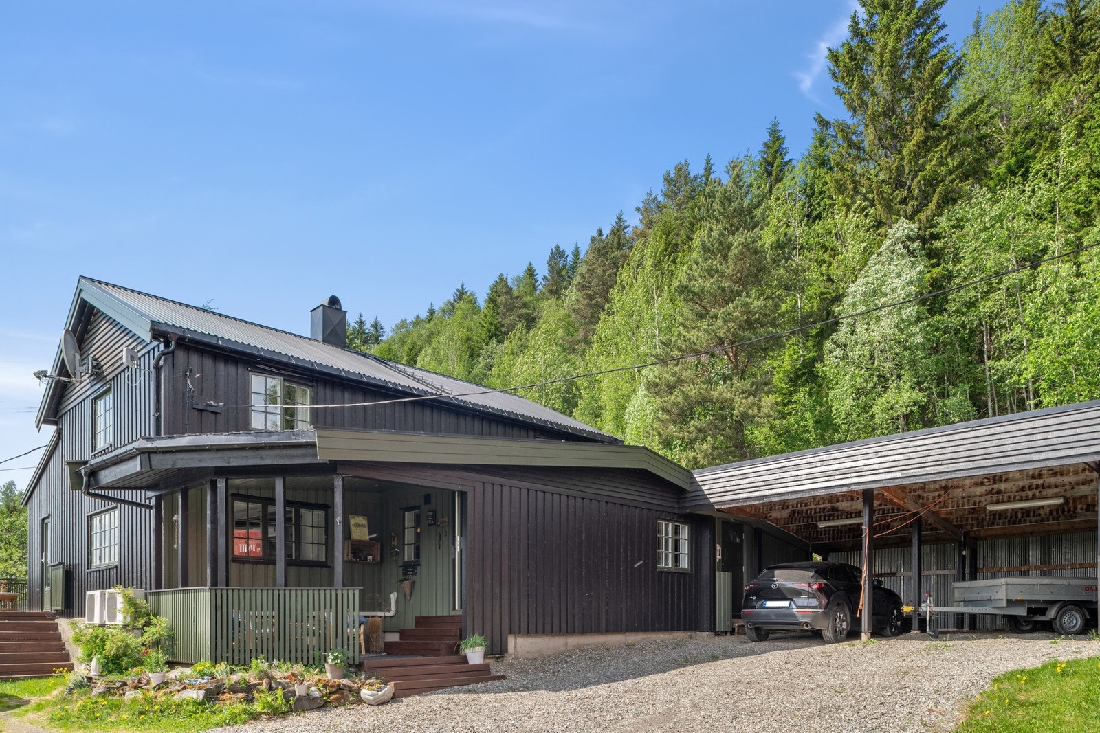 God plass til parkering i carport. Galleribilde