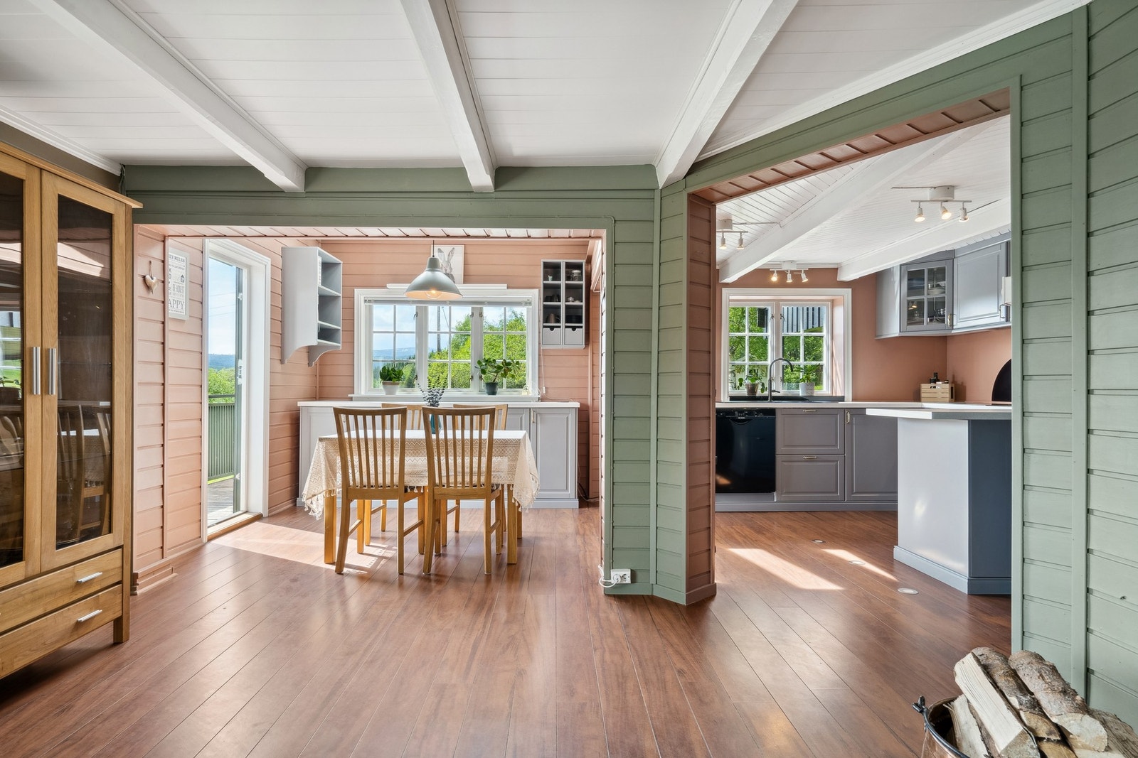 Naturlig avdeling for spisegruppe i tilknytting til kjøkkenet. Galleribilde